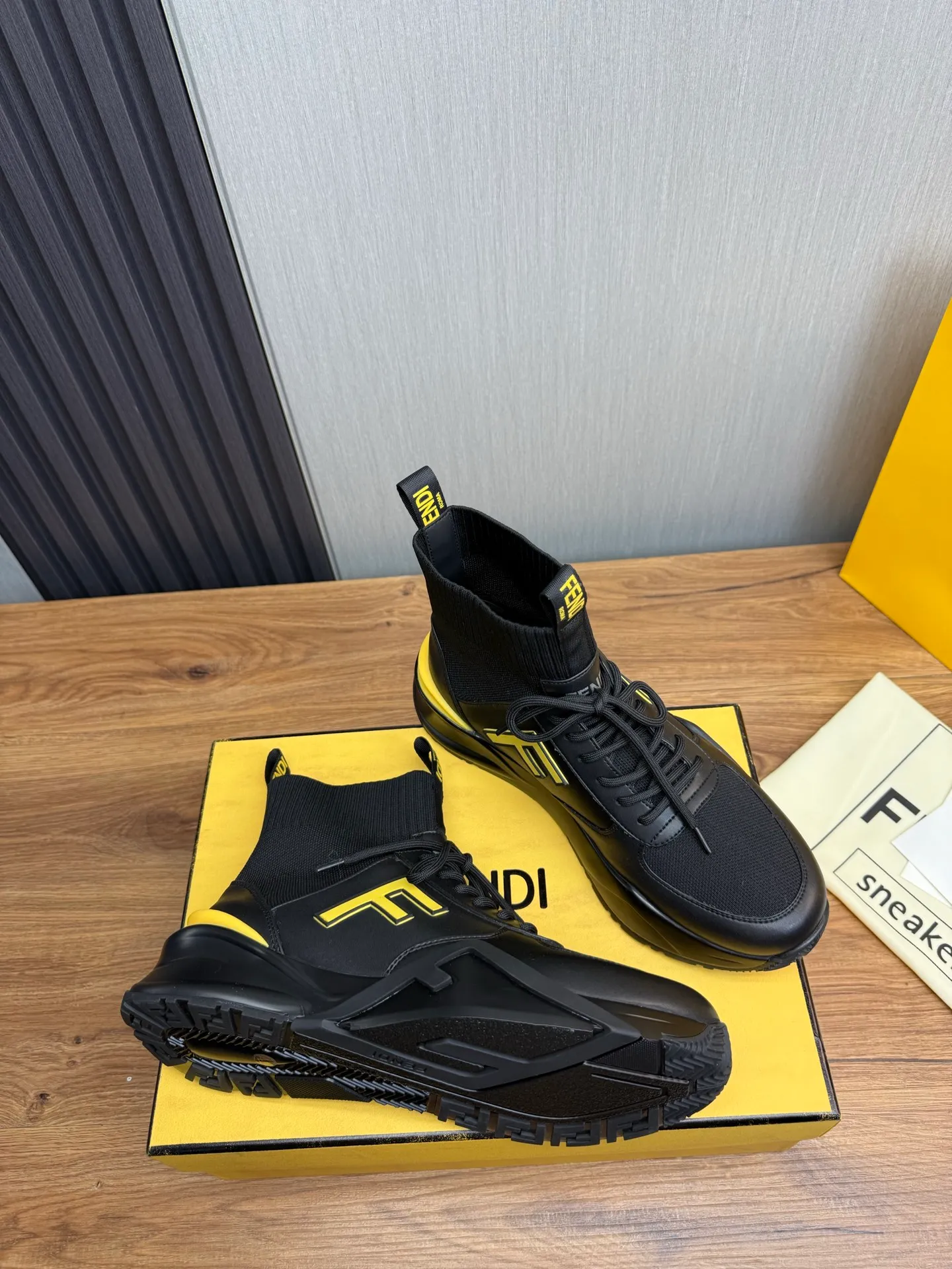 Men's men's shoes 💰560💰 Fendi [Fendi] hot style is on the market 🔥Fashionable casual men's shoes 🔱 Made of original brand fly knit fabric. Original cowhide + breathable mesh lining + sheepskin feet. Perfect shape and top quality, you deserve it 🔜Original rubber outsole, ultra-light, non-slip and wear-resistant 👣 Standard size 38-44